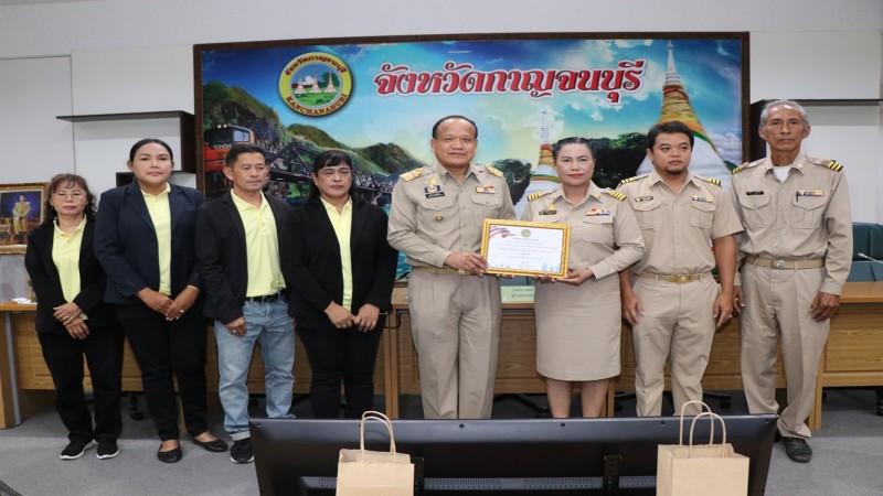 ติดตามการดำเนินงานของส่วนราชการ พร้อมมอบใบประกาศเกียรติคุณและมอบเกียรติบัตร