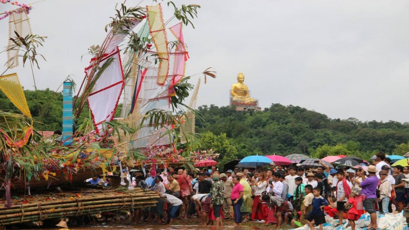 นักท่องเที่ยว-ประชาชน ร่วมงานประเพณีลอยเรือสะเดาะเคราะห์ งานบุญที่ยิ่งใหญ่ของชาวไทยเชื้อสายมอญสังขละบุรี