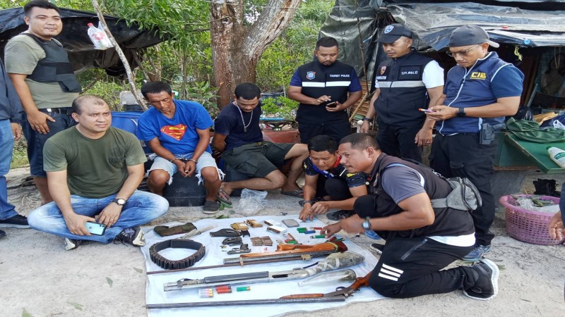 จับกุม "ชายไทย 2 คน" คาเพิงพักกลางป่า ผงะ! พบอาวุธปืน สั้น-ยาว 4 กระบอก กระสุนชนิดต่างๆ 135 นัด