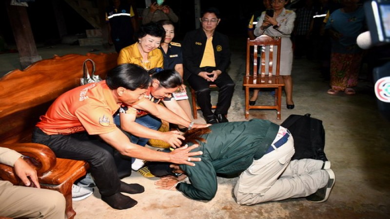 "แรงงานไทยคนแรก" ซื้อตั๋วเครื่องบินเองหนีตายกลับถึงบ้านเกิดแล้ว ก้มกราบเท้าพ่อแม่วอนรัฐบาลเร่งการช่วยเหลือแรงงานที่ประเทศอิสราเอล