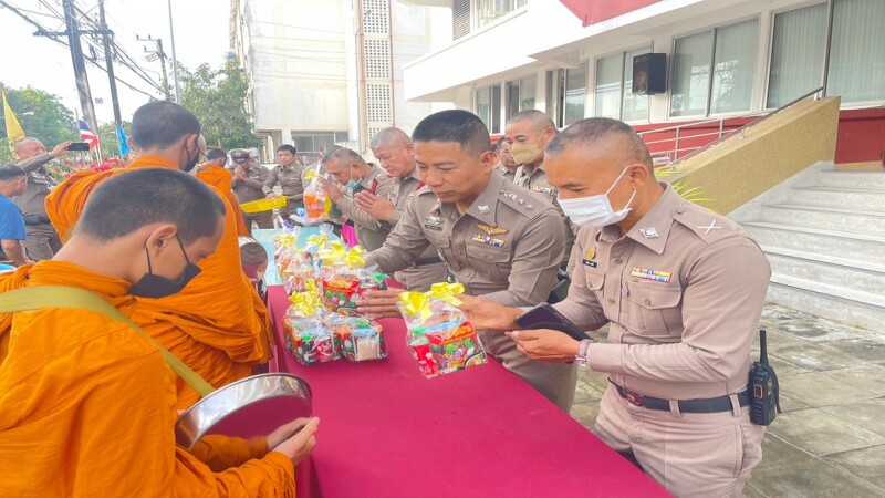 สภ.ประจวบฯ เมืองจัดพิธีทำบุญตักบาตรอุทิศบุญให้บรรพบุรุษตำรวจและเหล่าตำรวจวีรชนผู้กล้าสงครามโลกในวันตำรวจปี 66