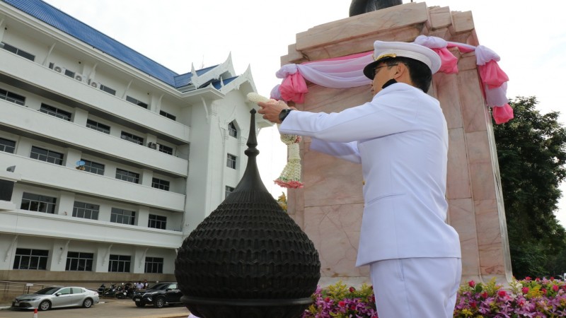 พสกนิกรชาวไทยทุกหมู่เหล่า ประกอบพิธีวางพวงมาลาเบื้องหน้าพระบรมราชานุสาวรีย์พระบาทสมเด็จพระจุลจอมเกล้าเจ้าอยู่หัว