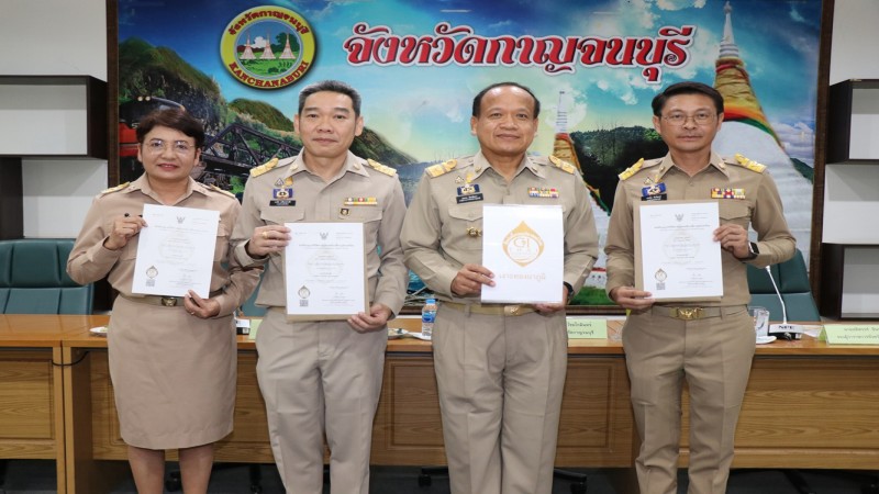 ติดตามการดำเนินงานของส่วนราชการ พร้อมมอบใบประกาศเกียรติคุณและมอบเกียรติบัตรจากกิจกรรมของหน่วยงาน