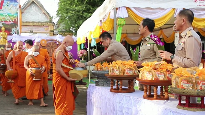 พ่อเมืองศรีสะเกษนำชาวดอกลำดวนจำนวนมากร่วมทำบุญตักบาตรวันเทโวโรหณะ