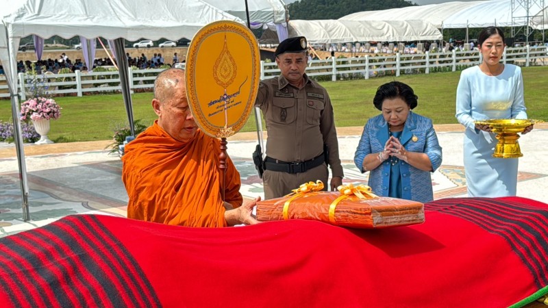 รัฐมนตรีประจำสำนักนายกรัฐมนตรี สวมชุดสีฟ้าร่วมครอบครัวตระกูล โพธิพิพิธ กว่า 3 พันคน ร่วมส่งดวงวิญญาณกำนันเซี้ย