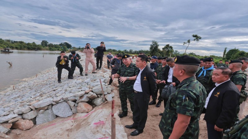 รมว.กลาโหม ลงพื้นที่ตรวจรั้วชายแดนไทย-มาเลย์ ติดตามผลการดำเนินงานด้านความมั่นคง และการพัฒนาจังหวัดชายแดนใต้ 