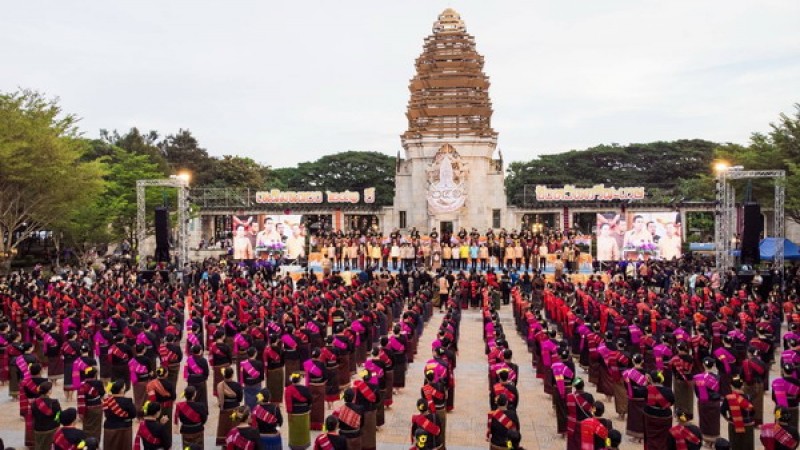 "ชน 4 เผ่าดั้งเดิม" กว่าครึ่งหมื่นรำฉลองเปิดงาน 241 ปี การสร้างเมืองศรีสะเกษ