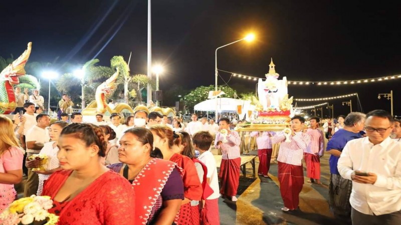 พุทธศาสนิกชนจากทั่วสารทิศ ร่วมตักบาตรเที่ยงคืนพระอุปคุตริมทะเลแห่งเดียวในประเทศไทย บริเวณหน้าอ่าวประจวบ