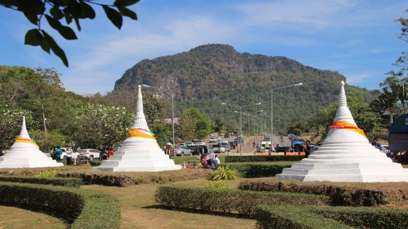 "นักท่องเที่ยว" ไหว้พระขอพรสิ่งศักดิ์สิทธิ์ประจำเจดีย์สามองค์ ก่อนซื้อเครื่องดื่มแอลกอฮอล์เตรียมเคาท์ดาวน์เฉลิมฉลองเทศกาลปีใหม่