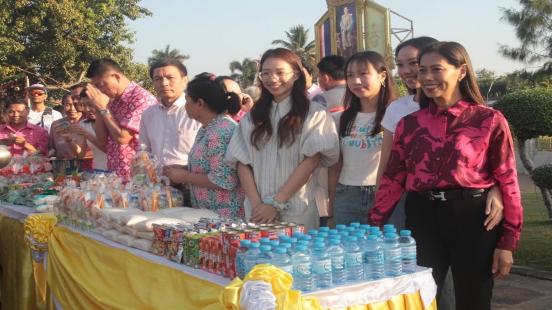 คึกคัก! เทศบาลเมืองท่าเรือพระแท่น ให้พรปีใหม่แก่ชาวตำบลท่าเรือ