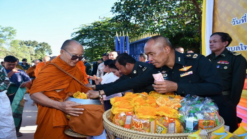 ชาวไทย-กัมพูชา ร่วมครึ่งหมื่นแห่ตักบาตร 2 แผ่นดินในวันขึ้นปีใหม่ 2567 เพื่อความเป็นสิริมงคล จะได้ทำให้เกิดสันติสุขตามแนวชายแดน