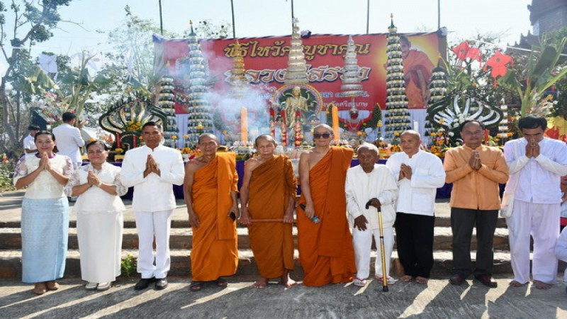 หลวงพ่อพุฒ นำคณะศิษย์ไหว้ครูบูชาคุณหลวงปู่สรวงเทวดาเดินดินในวันแห่งความรัก ขณะที่หลวงตาบุญชื่นพระธุดงค์สายป่าชื่อดังมากราบไหว้หลวงปู่