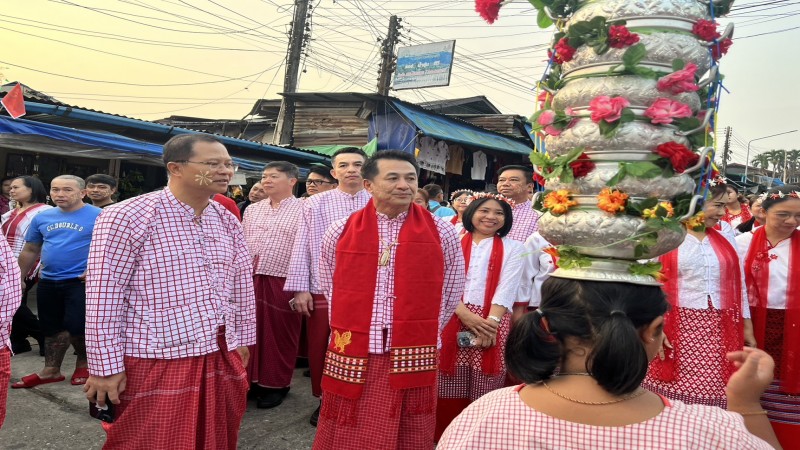 หมอชลน่าน นำทีมสวมใส่ชุดพื้นเมือง ปะแป้งทาคานะ ร่วมกิจกรรมทำบุญตักบาตรตามวิถีชีวิตชาวมอญ