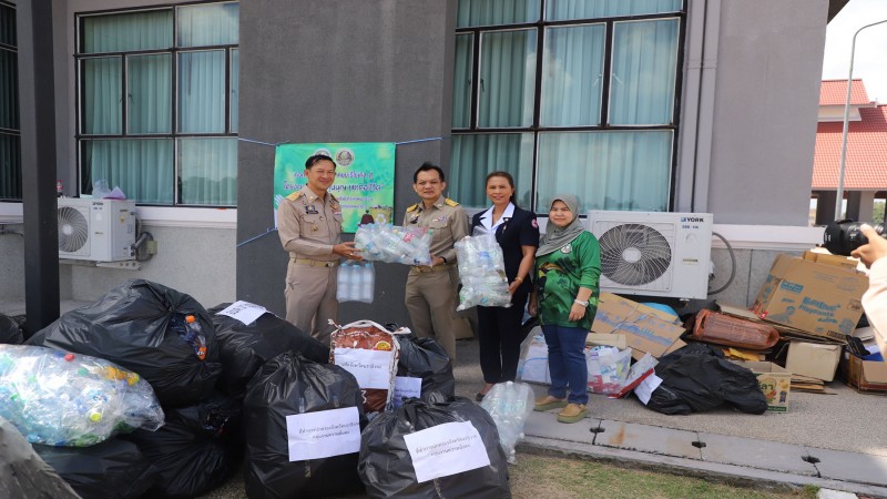 สำนักงานท้องถิ่นจังหวัดนราธิวาส จัดกิจกรรมร่วมบริจาคขยะรีไซเคิล สู่โครงการ "กองทุนบุญ ขยะต่อชีวิต" โดยจะนำรายได้ไปช่วยเหลือกลุ่มผู้ด้อยโอกาส