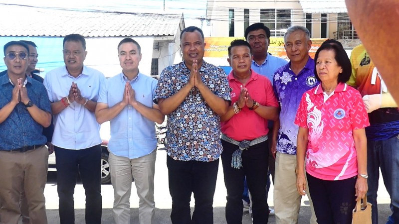 เลขาฯ.ขิง เอกนัฎ พร้อมพันธุ์ ลงชุมพรจับมือ ”ลูกหมี“ ชุมพล แจกข้าวสารขนาด 15 กิโล 350 ถุง ให้ชาวปากน้ำชุมพร