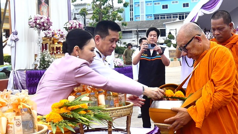 ผู้ว่าฯ ชุมพร ข้าราชการและพสกนิกร ร่วมเจริญพระพุทธมนต์ ทำบุญตักบาตรเนื่องใน วันเฉลิมพระชนมพรรษา สมเด็จพระนางเจ้าฯ พระบรมราชินี