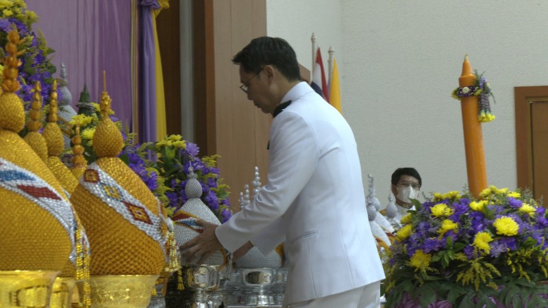 ชาวจังหวัดกาญจนบุรี ร่วมจุดเทียนถวายพระพรชัยมงคล สมเด็จพระนางเจ้าฯ พระบรมราชินี