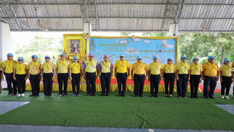 ศรีสะเกษจัดกิจกรรมจิตอาสาปรับปรุงภูมิทัศน์สถานศึกษา เฉลิมฉลองธงตราสัญลักษณ์งานเฉลิมพระเกียรติฯ