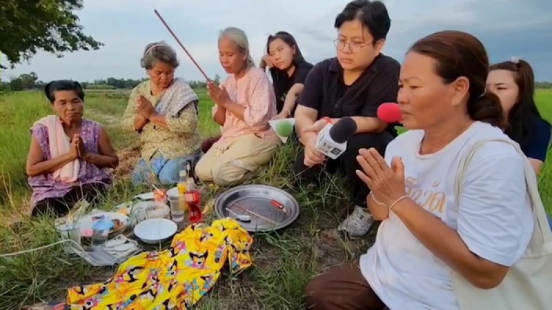 คืบหน้า ! "น้องอลิส" จมน้ำดับปริศนา ศพน้องอลิสถึงบ้านแล้ว ท่ามกลางคราบน้ำตา ของครอบครัว ด้าน 3 ครูผู้ต้องสงสัย มาไหว้ศพ