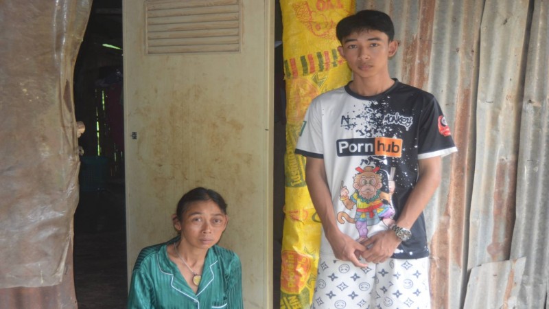 ลูกชายวัย  17 ปี วอนผู้ใจบุญช่วยเหลือ "แม่ป่วย" พบก้อนเนื้อในสมองผ่าตัดมา  10 กว่าปี