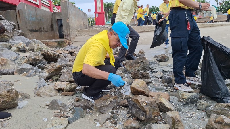 ศรชล.ประจวบ Big cleaning ชายหาดอ่าวประจวบ เฉลิมพระเกียรติพระบาทสมเด็จพระเจ้าอยู่หัว เนื่องในโอกาสมหามงคลเฉลิมพระชนมพรรษา 6 รอบ