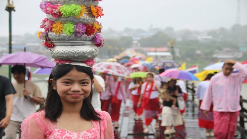 เทศกาลเข้าพรรษาปีนี้ชุ่มฉ่ำนักท่องเที่ยวร่วมทำบุญใส่บาตรท่ามกลางสายฝน