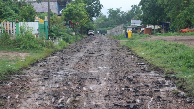 ชาวบ้านท่าพะเนียด ซอย 4 โวยเดือดร้อนมีผู้รับเหมานำรถขุดผิวถนนหน้าบ้าน โดยไม่แจ้งล่วงหน้า