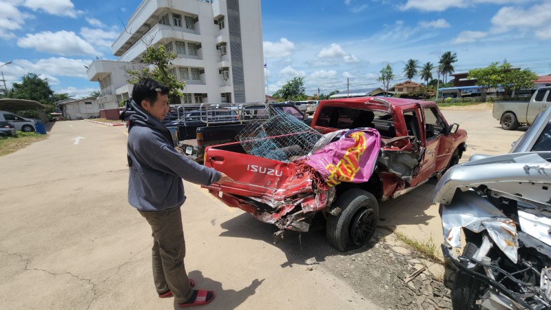 "รถบรรทุกหมู" เสียหลักพลิกตะแคง ฝาปิดท้ายเปิดหมูกระเด็นตกใจหนีกันเต็มถนน