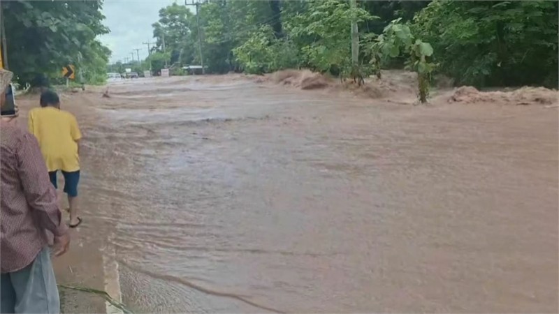 ฝนตกหนัก ! "อ่างเก็บน้ำแตก" น้ำไหลท่วมบ้านเรือนและถนนสายหลัก