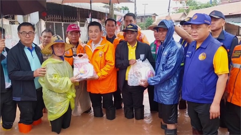 รองผู้ว่าฯพะเยา นำทีม เข้าช่วยเหลือชาวบ้านในพื้นที่ตำบลบ้านปิน อำเภอดอกคำใต้ จังหวัดพะเยา หลังประสบปัญหาน้ำท่วม