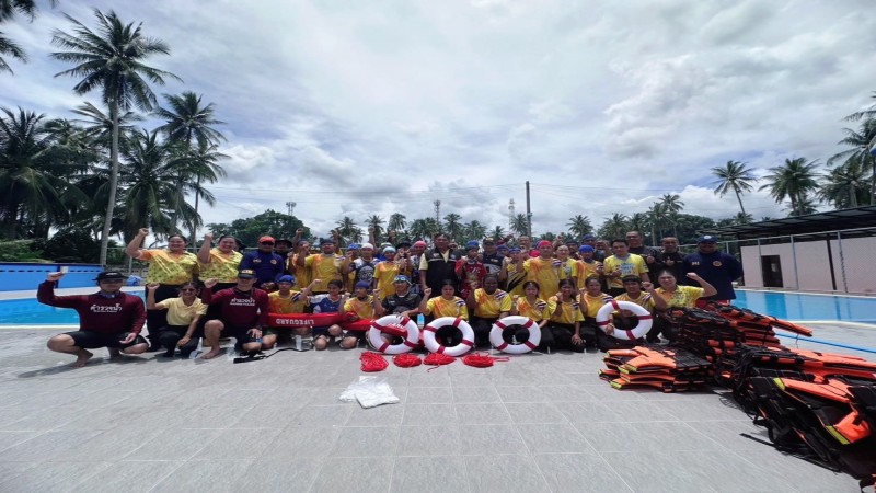 ตำรวจน้ำบางสะพานเร่งฝึกทักษะเด็กว่าย ช่วยเหลือตัวเองรับมือสถานการณ์น้ำท่วม