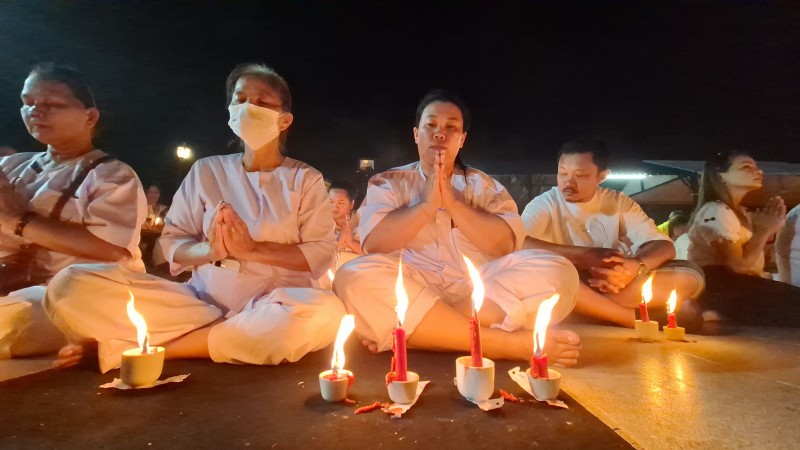 พุทธศาสนิกชนกว่า 1,000 คนแห่ร่วมจุดเทียนอักขระปู่ท้าวเวสสุวรรณสะเดาะเคราะห์เสริมดวงสะเดาะเคราะห์เสริมดวง