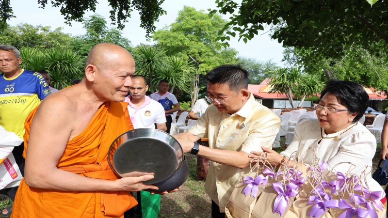 ผู้ว่าฯสิงห์บุรี ร่วมทำบุญเมืองสิงห์บุรีตักบาตรพระภิกษุสงฆ์ 128 รูป และรับมอบโฉนดที่ดินวัด จำนวน 2 แปลง