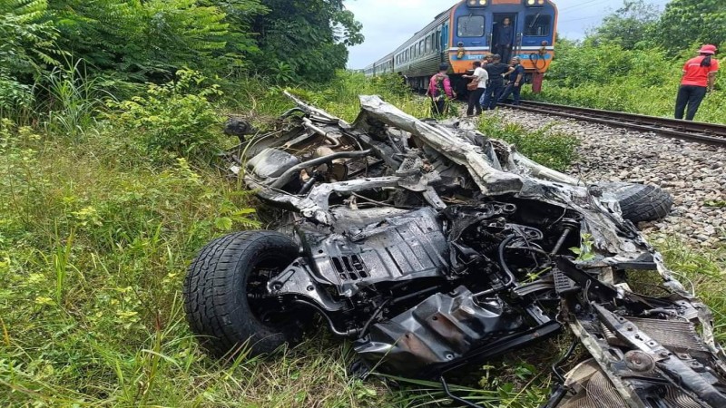 ม้าเหล็กโหด ! รถไฟขบวนสปริ้นเตอร์ ประสานงารถยนต์ สังเวยอีก 3 ศพ