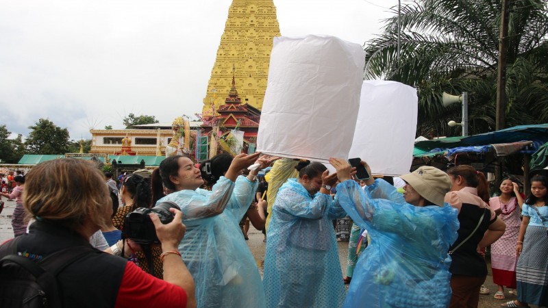 นทท.-ปชช. ร่วมงานประเพณีลอยเรือสะเดาะเคราะห์ งานบุญที่ยิ่งใหญ่ของชาวไทยเชื้อสายมอญสังขละบุรี