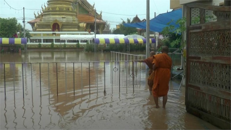 พะเยาฝนตกหนัก ! "น้ำป่าไหลหลาก" เข้าท่วมบ้านเรือนเทศบาลเมืองดอกคำใต้หลายร้อยหลัง