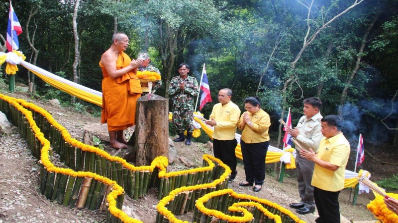 ชาวกุยบุรีร่วมวางดอกไม้ที่ตอเอกไม้จันทน์หอม น้อมรำลึกเนื่องในวันนวมินทรมหาราช