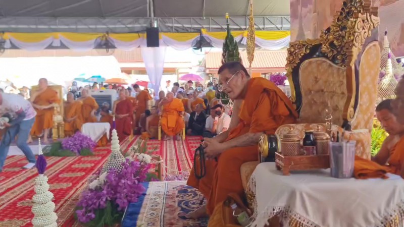 ธรรมอุทยานแทบแตก! สาธุชนเรือนหมื่นเข้ากราบหลวงปู่ศิลา ฉลองอายุวัฒนมงคล 80 ปี ไม่พลาดส่องเลขทะเบียนรถป้ายแดงคันใหม่