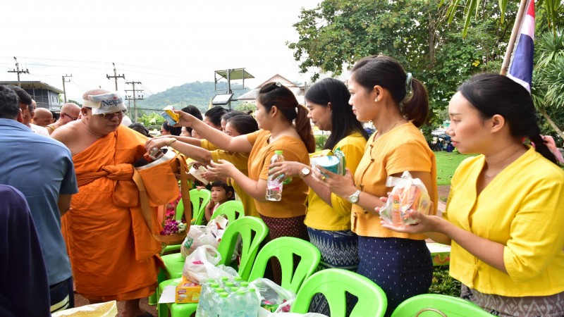 พุทธศาสนิกชน ร่วมทำบุญตักบาตรเทโว วัดท่าขนุนและวัดทองผาภูมิ กันจำนวนมาก