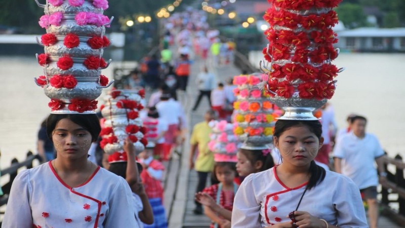 บรรยากาศที่สะพานมอญ อ.สังขละบุรีคึกคัก นักท่องเที่ยวหลั่งไหลมาร่วมตักบาตรและ รับลมหนาว