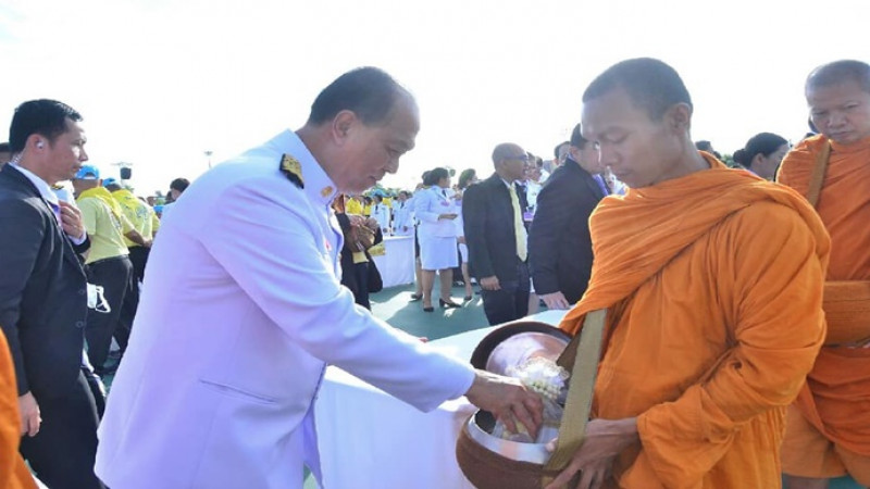 มหาดไทย ร่วมพิธีทำบุญตักบาตร เนื่องในวันเฉลิมพระชนมพรรษา "พระราชินี"