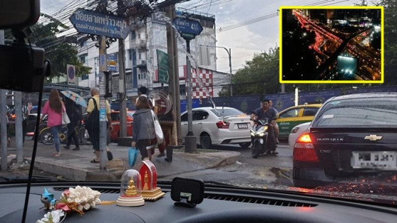 รถติดหนักมาก! พิษฝนถล่มทำน้ำท่วม ทุกเส้นทางติดหนึบ คนกรุงฯ ลุยเดินต่อไม่รอแล้ว (ภาพ)