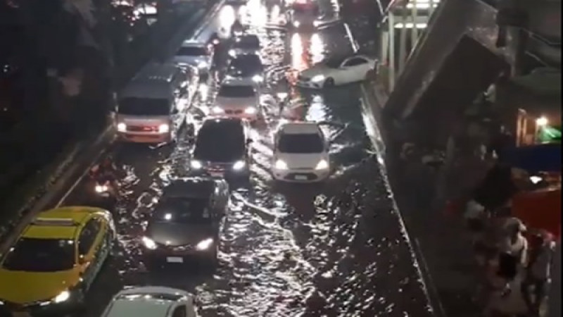 อัพเดท "สถานการณ์น้ำท่วม 26 จุดกรุงเทพฯ"  ถนนพญาไทยังไม่ลด