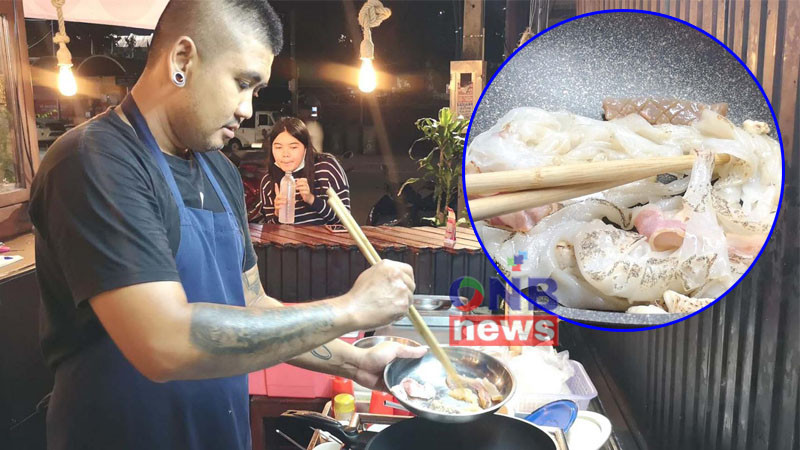 หนุ่มลาเมืองกรุงฯ กลับบ้านเปิดร้านขาย "ก๋วยเตี๋ยวคั่วไก่" สูตรเด็ด จ.ตรัง ลูกค้าพรึ่บแต่วันแรก!