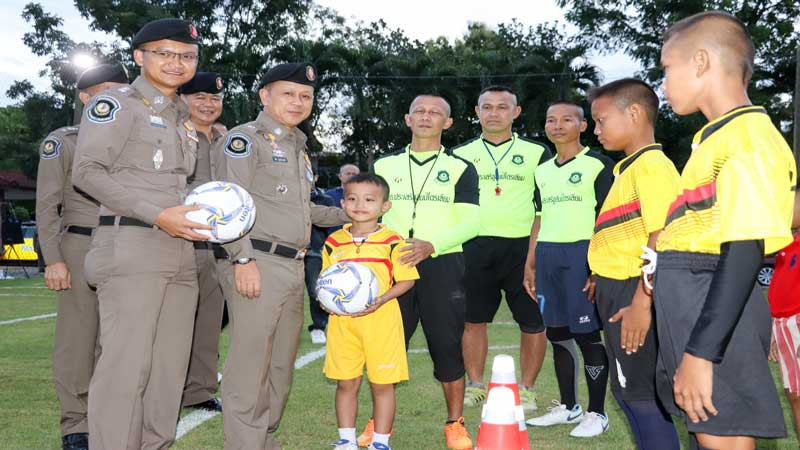 "ตำรวจทางหลวง" เปิดสนามฟุตบอลสอนเด็กเยาวชนฟรี