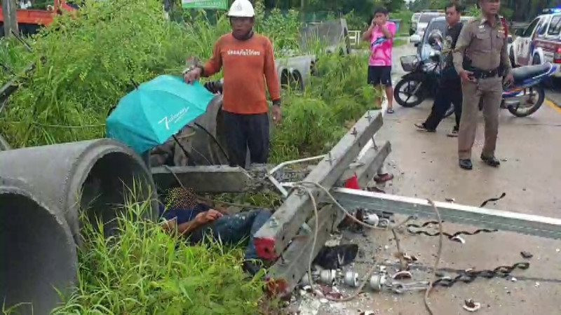 "ช่าง กฟภ."  ปีนเสาไฟหลังฝนตก เกิดดินยวบอ่อนตัว ล้มทับร่าง ดับ 1 สาหัส 1