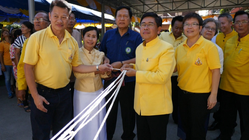 "รองผู้ว่าฯ ลพบุรี" นำประชาชนชาวบ้านหมี่ร่วมห่มผ้าเจดีย์เก่าแก่วัดเชียงงา