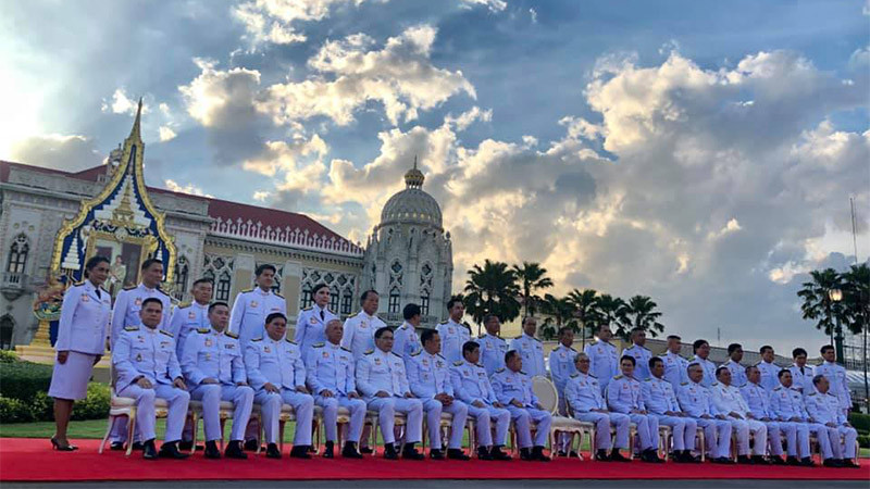 ครม.ประยุทธ์ 2 ถ่ายภาพหมู่ก่อนเข้าประชุม หลังเข้าเฝ้าฯ ถวายสัตย์ปฏิญาณ