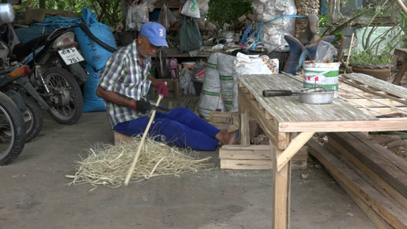 "ลุงวัย 70" ใจบุญ ทำเตียงไม้ไผ่เอนกประสงค์ถวายวัดแจกชุมชนแทนถวายเทียนเข้าพรรษา