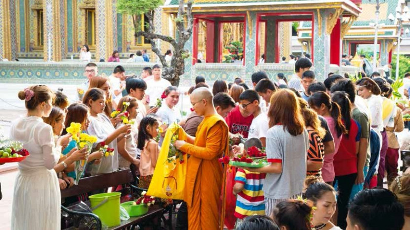 คึกคัก! พุทธศาสนิกชนชนร่วมใจแต่งชุดขาวทำบุญ "เข้าพรรษา" ที่วัดราชบพิธฯ